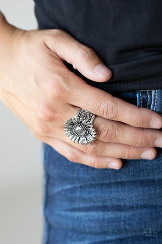 Farmstead Fashion - Silver Daisy Ring - Sabrina's Bling Collection